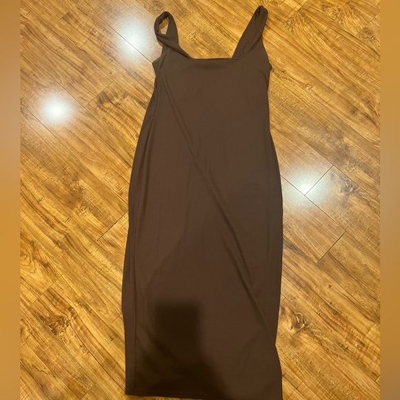 Brown ribbed midi length fitted dress - Picture 3 of 5